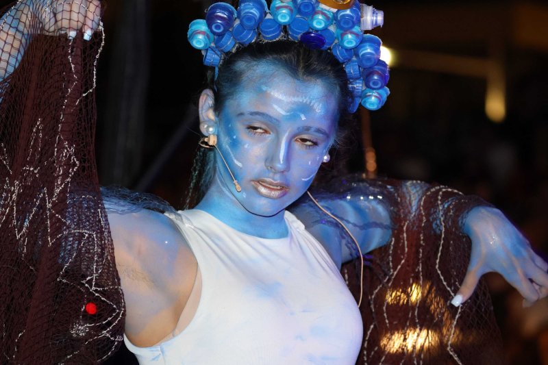 Y los mares sucumben ante la acción depredadora y el egoísmo de la humanidad en los Escacs Vivents de Xàbia  Y los mares sucumben ante la acción depredadora y el egoísmo de la humanidad en los Escacs Vivents de Xàbia